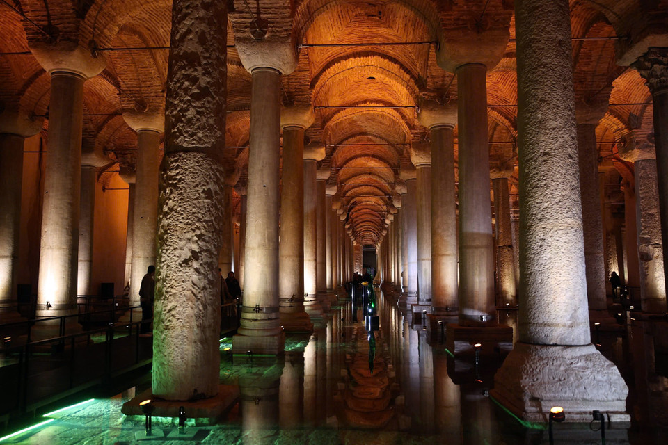 Mỗi cột trụ cao 8 mét, sắp xếp theo bố cục ngay ngắn thành 12 hàng. Ngoài mục đích chống đỡ, cột trụ là minh chứng rõ nét về tài nghệ điêu khắc của người xưa. (Ảnh: Yên Thủy/Vietnam+)