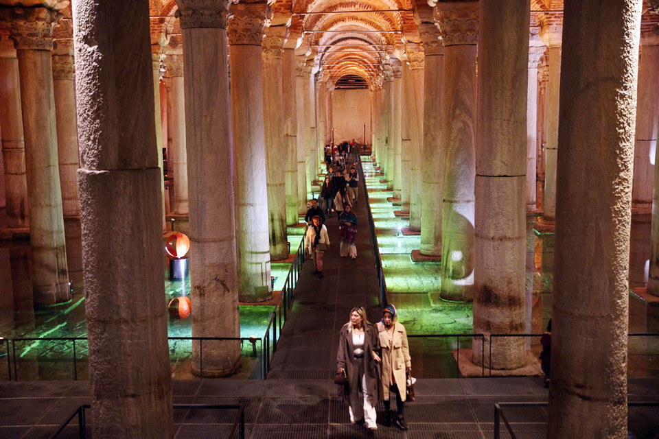 Tận dụng ánh sáng từ mặt nước hắt lên, không gian cả Basilica Cistern rất lung linh và huyền ảo. (Ảnh: Yên Thủy/Vietnam+)