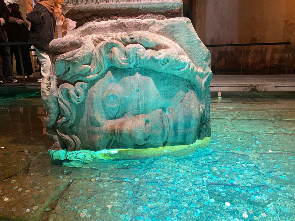 Với hình dáng đầu Medusa lộn ngược và nằm nghiêng, hai bức tượng tô điểm cho không gian này thêm màu huyền bí, tâm linh và đầy ấn tượng. Nhiều du khách đã thả đồng xu xuống đây để mong sự may mắn. (Ảnh: Yên Thủy/Vietnam+)