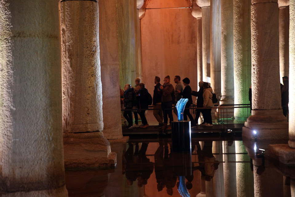 Dung tích nước của bể chứa là 80.000 tấn. Cấu trúc bể bao gồm 336 cột được điêu khắc bằng các loại đá cẩm thạch cổ xưa. Một số đầu của các cột này được xây dựng theo phong cách Corinth, trong khi những cột khác phản ánh phong cách Dorian. (Ảnh: Yên Thủy/Vietnam+)