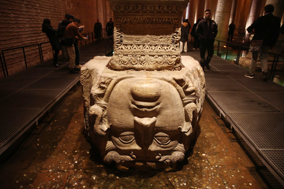 Hai cột trụ với dáng hình đầu Medusa - sinh vật nửa người nửa rắn trong thần thoại Hy Lạp với khả năng biến người thành đá chỉ qua một ánh mắt được sử dụng làm chân cột. heo tín ngưỡng người xưa, thế đầu này có mục đích xua đuổi tà ma. (Ảnh: Yên Thủy/Vietnam+)