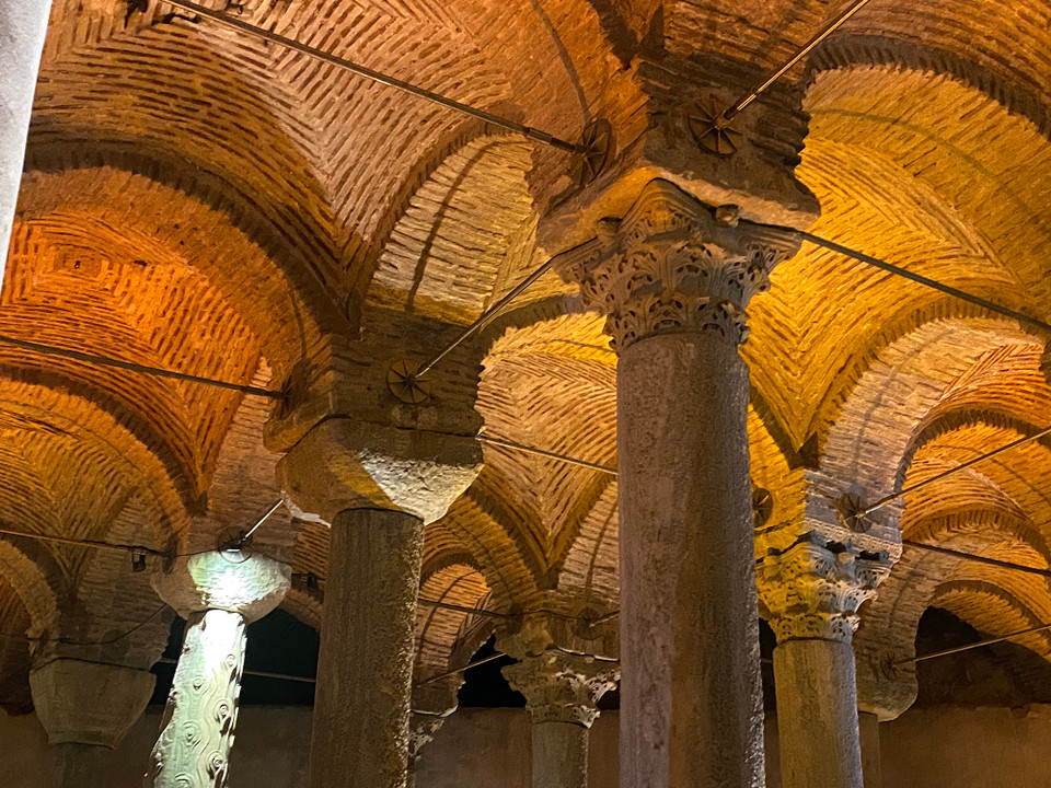 Mái vòm và đầu cột của bể nước là những công trình nghệ thuật tuyệt đẹp. (Ảnh: Yên Thủy/Vietnam+)