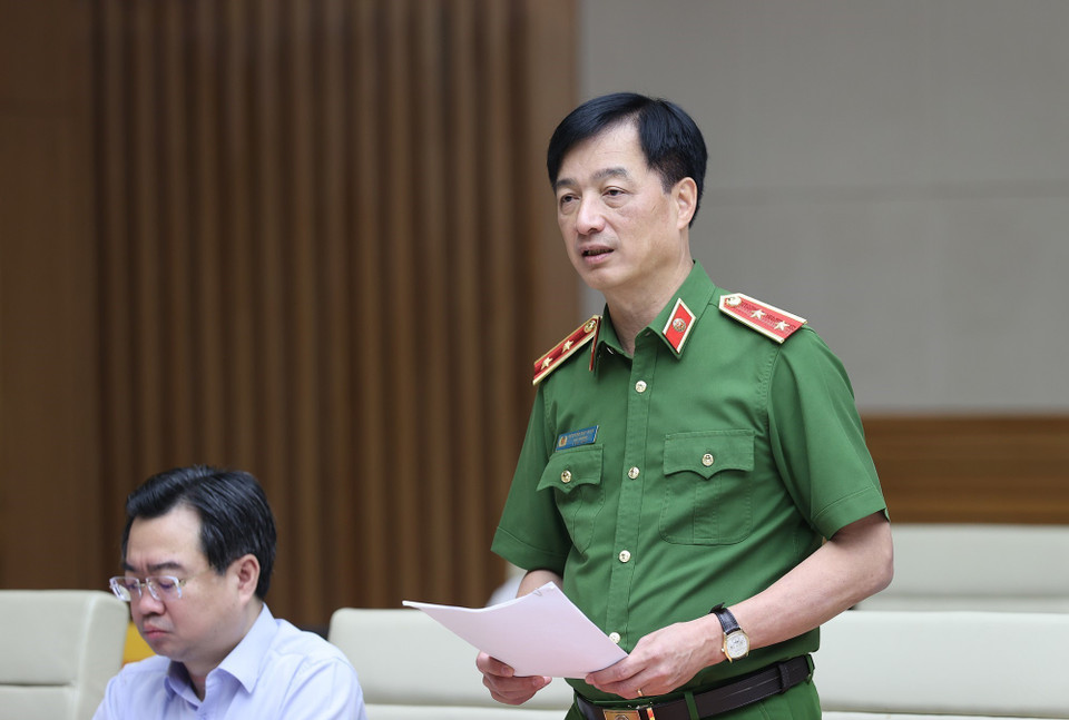 Trung tướng Nguyễn Duy Ngọc, Thứ trưởng Bộ Công an báo cáo tình hình cải cách thủ tục hành chính. (Ảnh: Dương Giang/TTXVN)