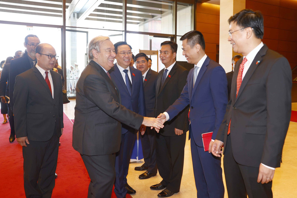 Chủ tịch Quốc hội Vương Đình Huệ và đại biểu đón Tổng Thư ký Liên hợp quốc António Guterres. (Ảnh: Doãn Tấn/TTXVN)