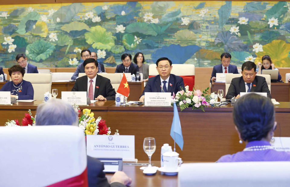 Chủ tịch Quốc hội Vương Đình Huệ hội kiến Tổng Thư ký Liên hợp quốc António Guterres. (Ảnh: Doãn Tấn/TTXVN)