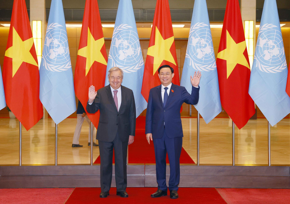 Chủ tịch Quốc hội Vương Đình Huệ và Tổng Thư ký Liên hợp quốc António Guterres chụp ảnh chung. (Ảnh: Doãn Tấn/TTXVN)
