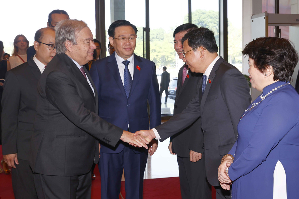 Chủ tịch Quốc hội Vương Đình Huệ đón Tổng Thư ký Liên hợp quốc António Guterres. (Ảnh: Doãn Tấn/TTXVN)