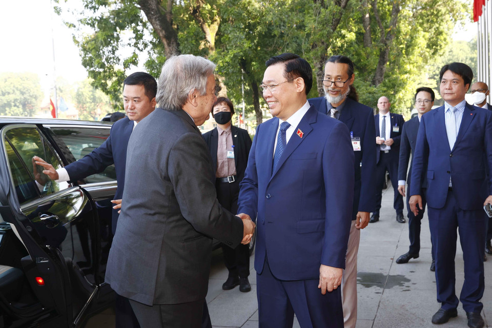 Chủ tịch Quốc hội Vương Đình Huệ đón Tổng Thư ký Liên hợp quốc António Guterres. (Ảnh: Doãn Tấn/TTXVN)