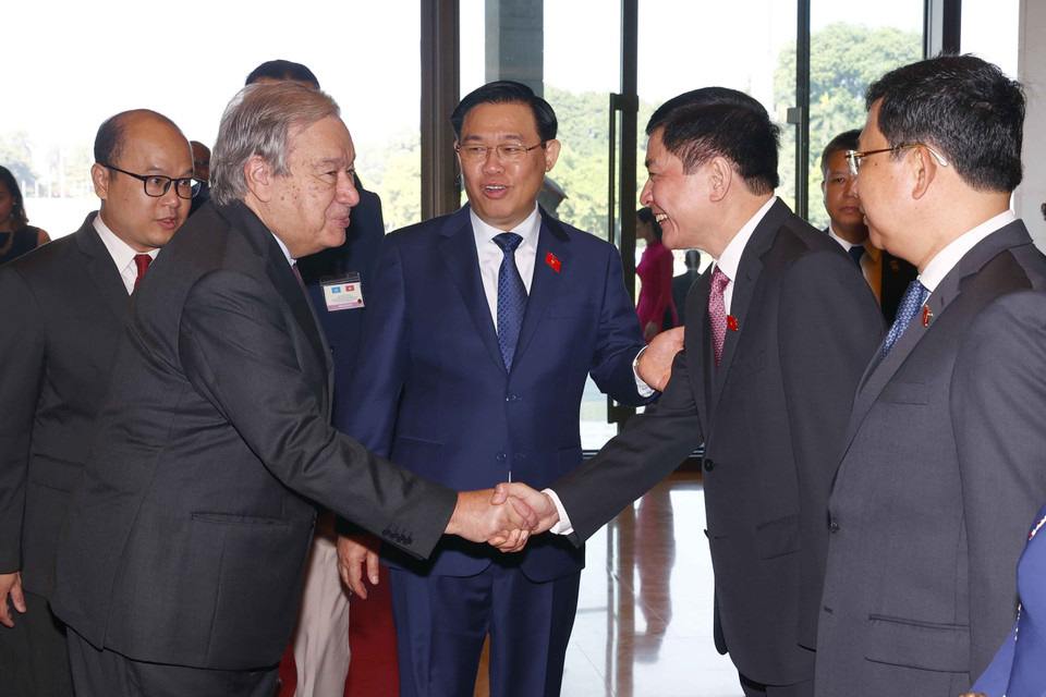 Chủ tịch Quốc hội Vương Đình Huệ đón Tổng Thư ký Liên hợp quốc António Guterres. (Ảnh: Doãn Tấn/TTXVN)