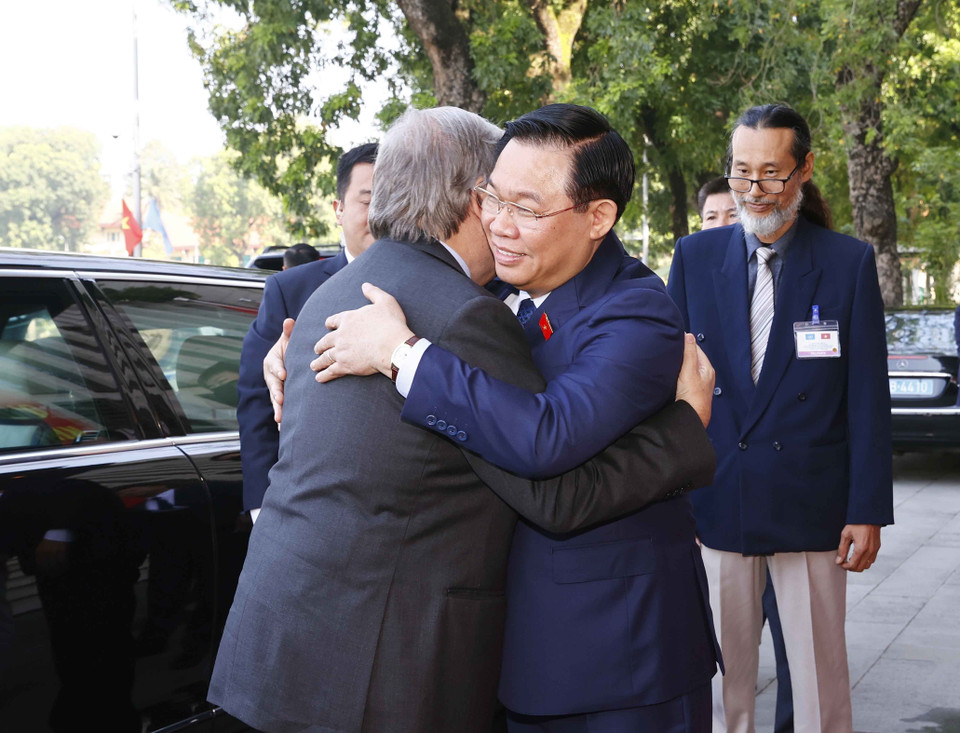 Chủ tịch Quốc hội Vương Đình Huệ đón Tổng Thư ký Liên hợp quốc António Guterres. (Ảnh: Doãn Tấn/TTXVN)