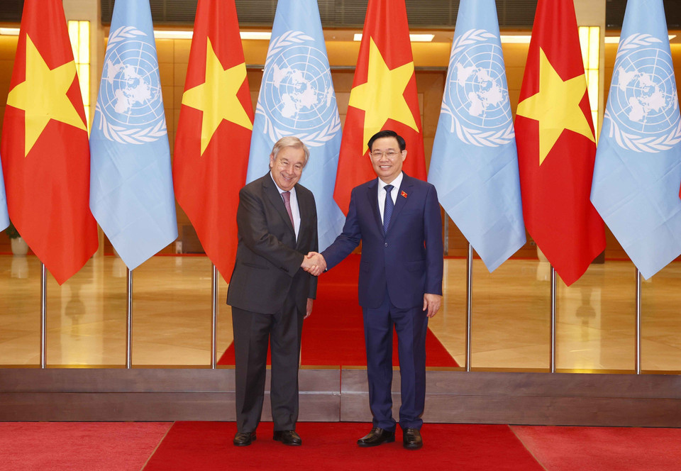 Chủ tịch Quốc hội Vương Đình Huệ và Tổng Thư ký Liên hợp quốc António Guterres chụp ảnh chung. (Ảnh: Doãn Tấn/TTXVN)