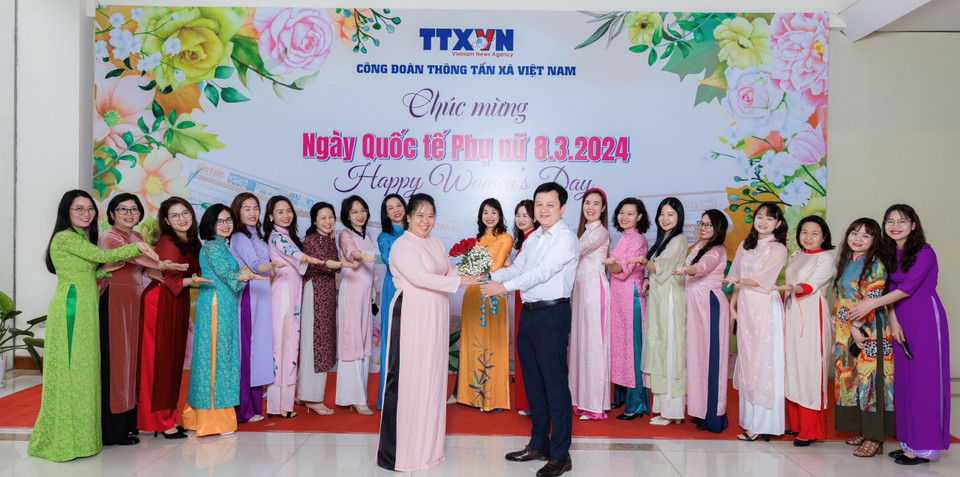 Chị em phụ nữ Trung tâm Kỹ thuật dịu dàng trong trang phục áo dài. (Nguồn: TTXVN)