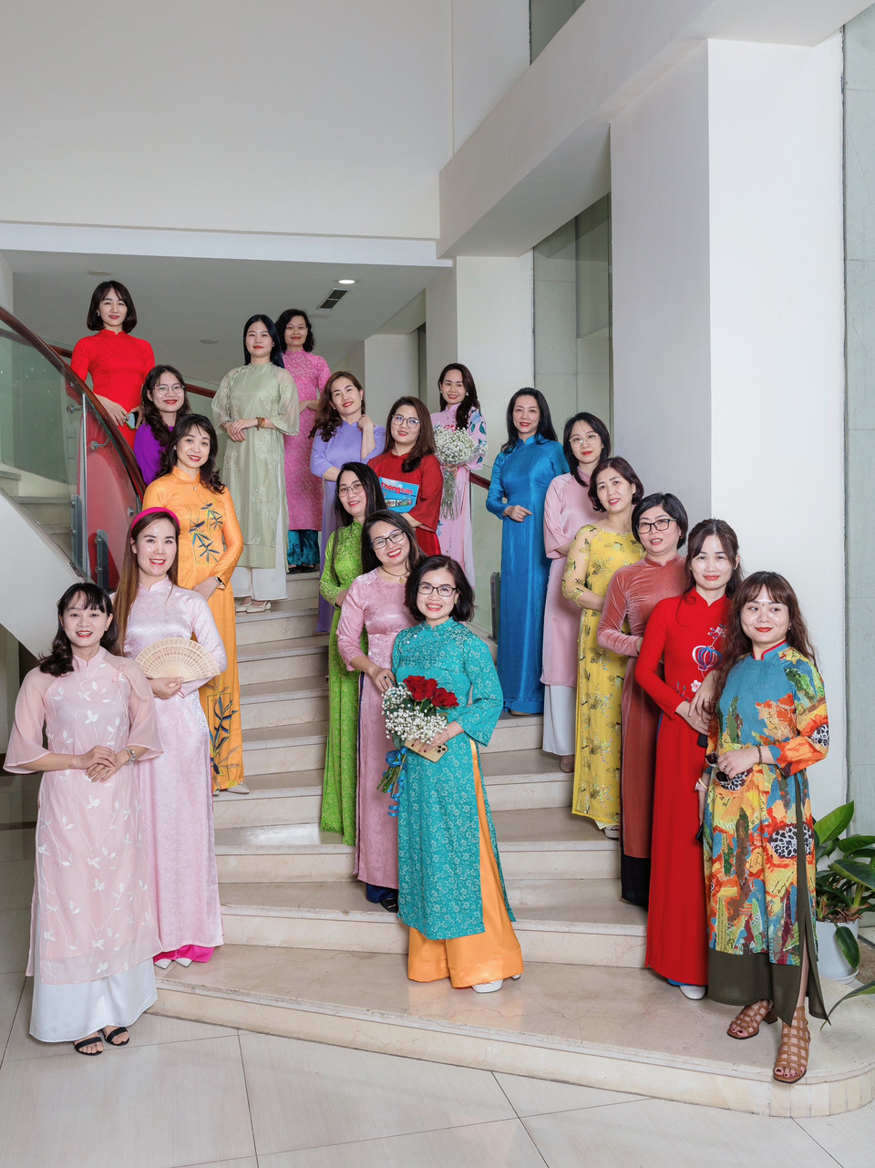 Chị em phụ nữ Trung tâm Kỹ thuật dịu dàng trong trang phục áo dài. (Nguồn: TTXVN)