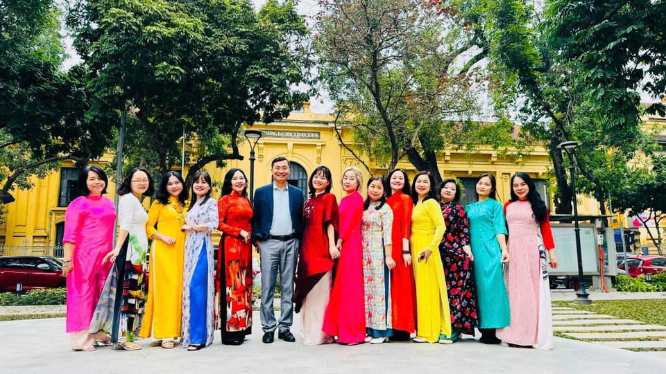 Chị em phụ nữ Báo Điện tử VietnamPlus duyên dáng trong trang phục áo dài. (Nguồn: Vietnam+)