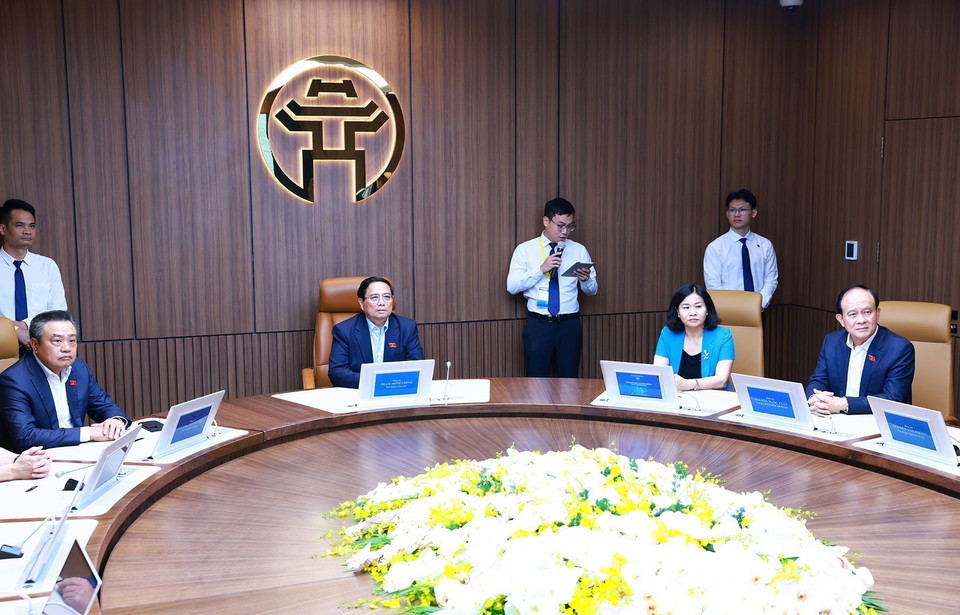 Thủ tướng Phạm Minh Chính tham quan hệ thống phòng họp thông minh của thành phố Hà Nội. (Ảnh: Dương Giang/TTXVN)