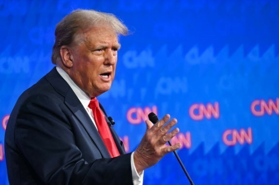 Cựu Tổng thống Mỹ Donald Trump tại phiên tranh luận trực tiếp đầu tiên giữa các ứng cử viên trong cuộc bầu cử Tổng thống năm 2024. (Ảnh: Getty Images/AL.com/TTXVN)