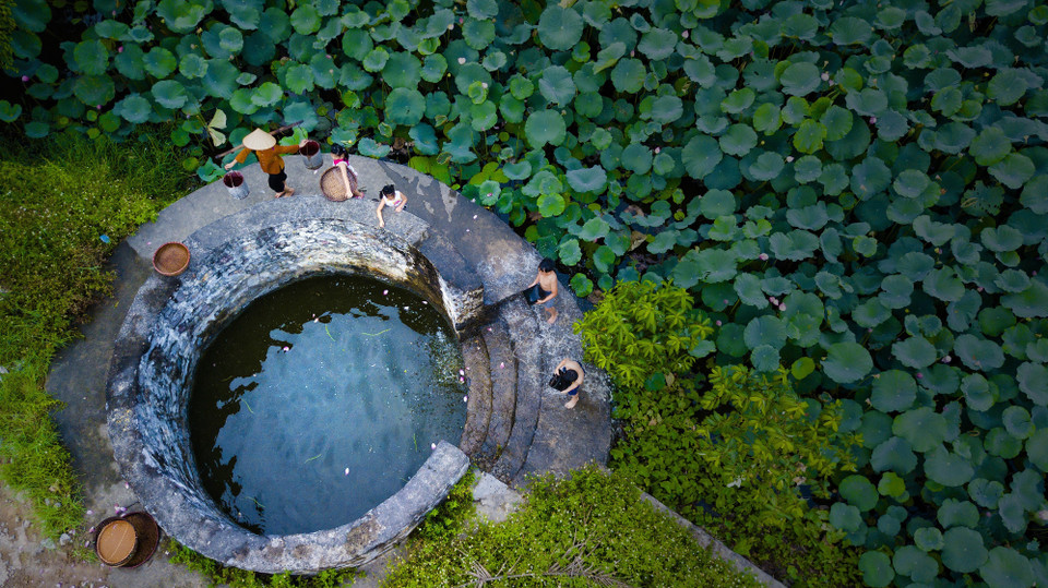 Giếng làng cổ tại huyện Hoa Lư. (Ảnh: Minh Đức/TTXVN)