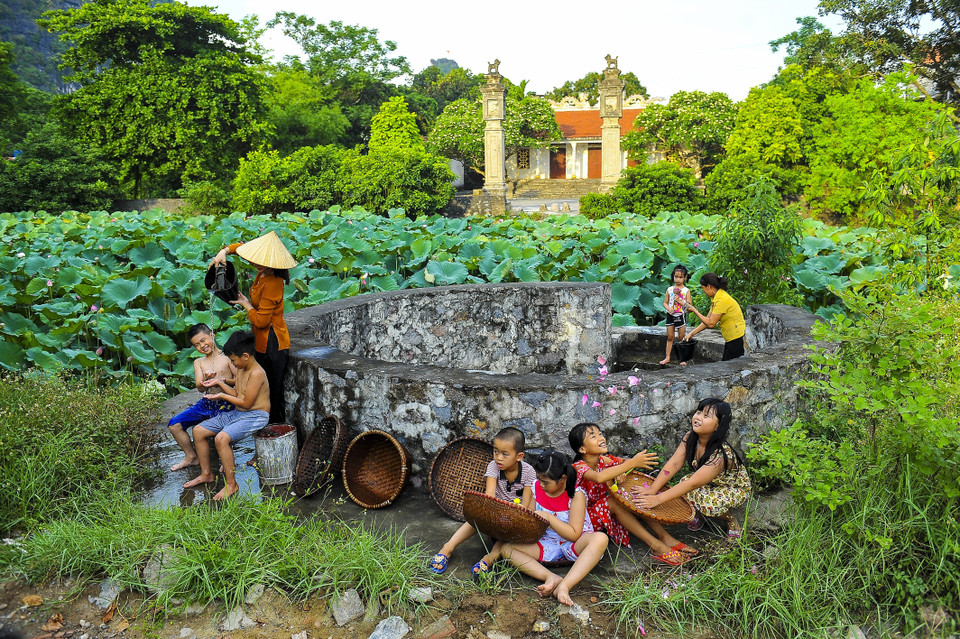 Người dân Hoa Lư sinh hoạt bên giếng làng. (Ảnh: Minh Đức/TTXVN)