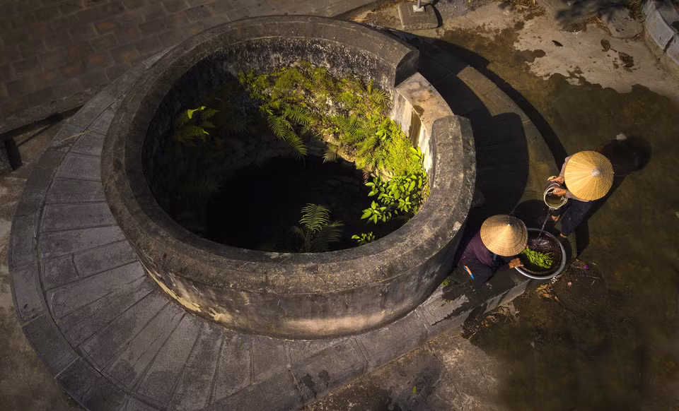 Giếng làng cổ tại huyện Hoa Lư. (Ảnh: Minh Đức/TTXVN)