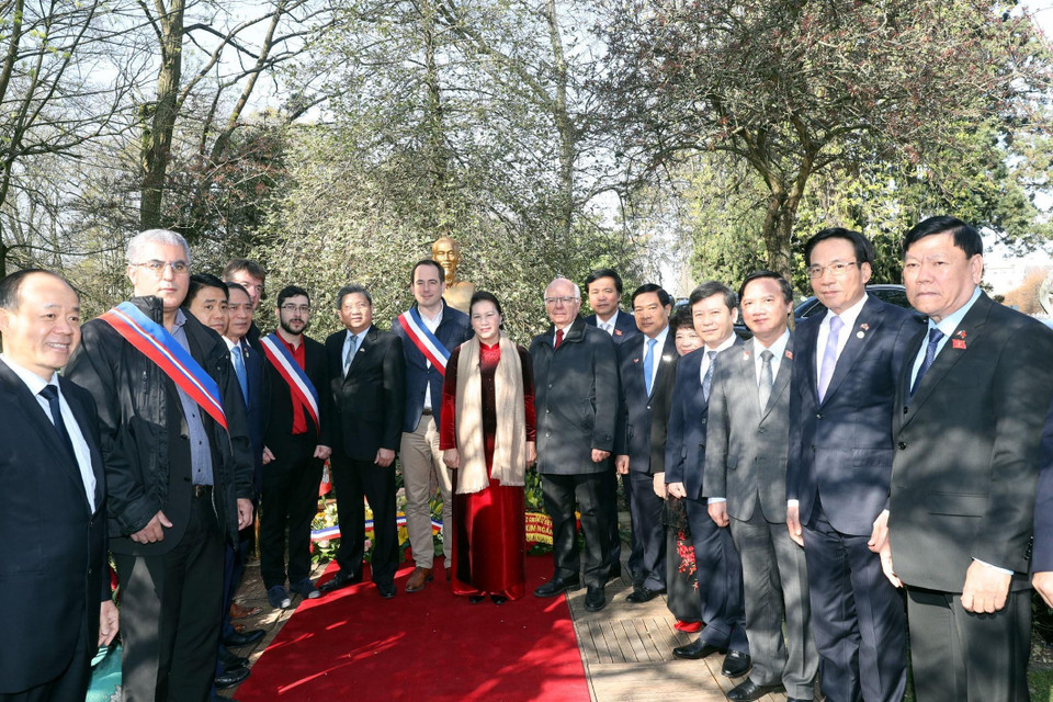 Chủ tịch Quốc hội Nguyễn Thị Kim Ngân cùng các đại biểu đến đặt hoa tưởng niệm Chủ tịch Hồ Chí Minh. (Ảnh: Trọng Đức/TTXVN)