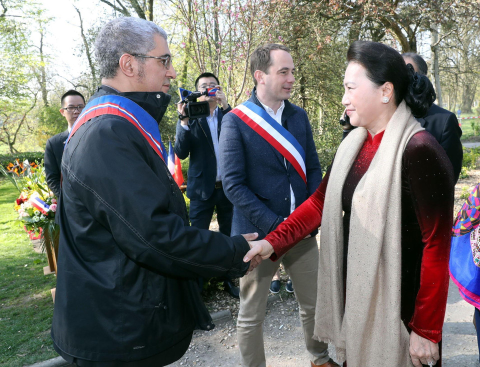 Chủ tịch Quốc hội Nguyễn Thị Kim Ngân với đại diện lãnh đạo thành phố Paris đến đặt hoa tại Tượng đài Chủ tịch Hồ Chí Minh. (Ảnh: Trọng Đức/TTXVN)