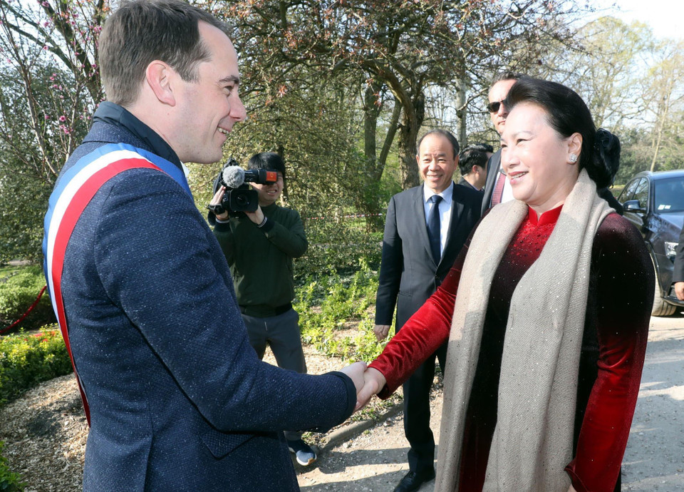 Chủ tịch Quốc hội Nguyễn Thị Kim Ngân với đại diện lãnh đạo thành phố Paris đến đặt hoa tại Tượng đài Chủ tịch Hồ Chí Minh. (Ảnh: Trọng Đức/TTXVN)