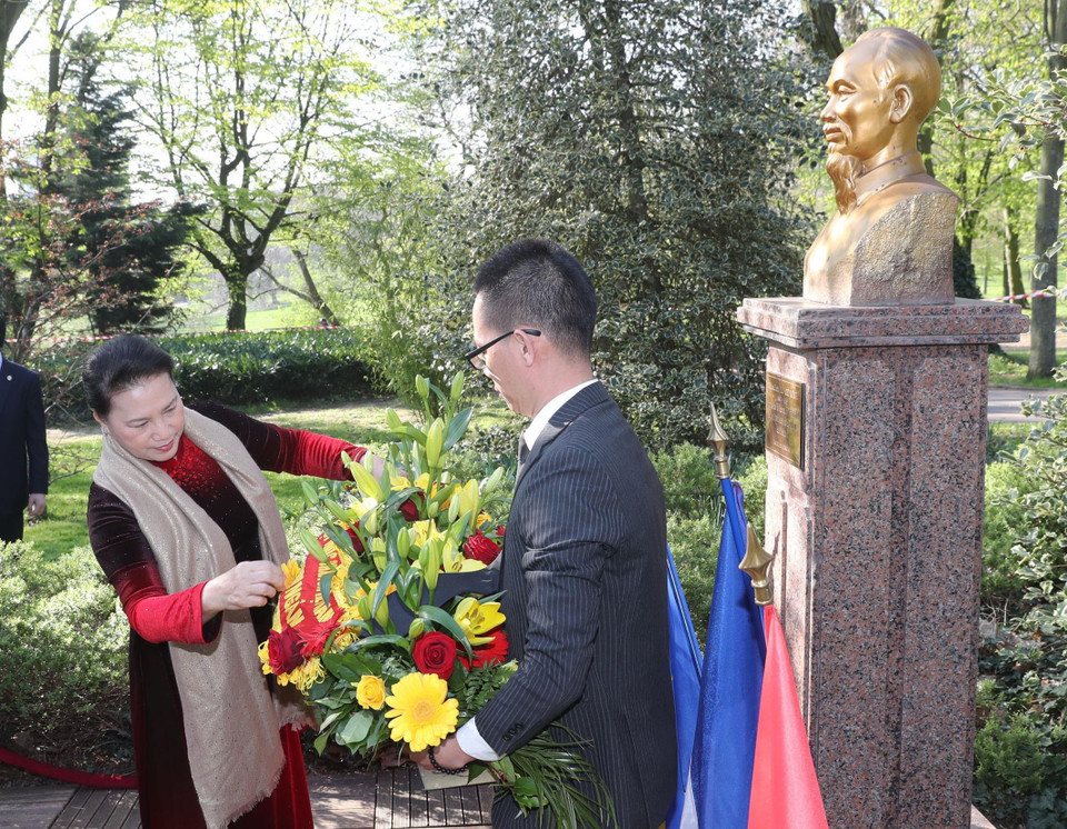 Chủ tịch Quốc hội Nguyễn Thị Kim Ngân đặt hoa tưởng niệm Chủ tịch Hồ Chí Minh. (Ảnh: Trọng Đức/TTXVN)