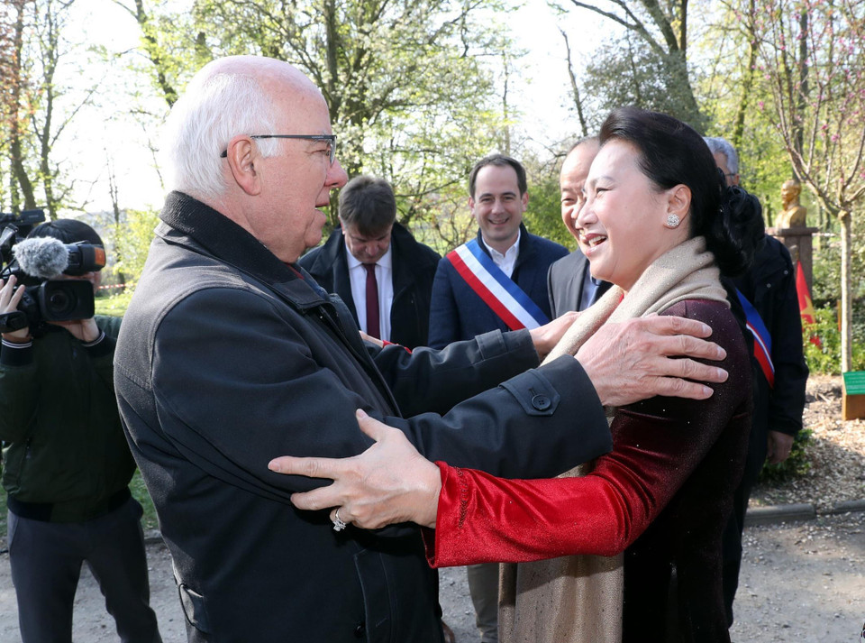 Chủ tịch Quốc hội Nguyễn Thị Kim Ngân với đại diện lãnh đạo thành phố Paris đến đặt hoa tại Tượng đài Chủ tịch Hồ Chí Minh. (Ảnh: Trọng Đức/TTXVN)