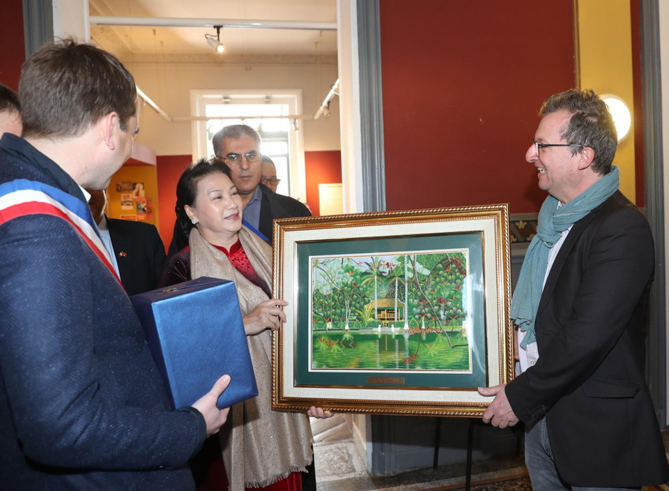 Chủ tịch Quốc hội Nguyễn Thị Kim Ngân tặng quà lưu niệm cho đại diện lãnh đạo thành phố Paris. (Ảnh: Trọng Đức/TTXVN)