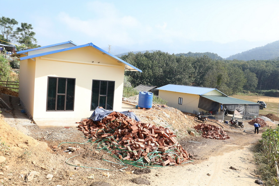 Những ngôi nhà đã hoàn thiện và bàn giao cho người dân Mường Pồn. (Ảnh: Phan Quân/TTXVN)
