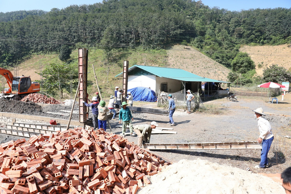 Công nhân đẩy nhanh tiến độ, khẩn trương xây dựng nhà ở để bàn giao cho người dân vùng lũ Mường Pồn. (Ảnh: Phan Quân/TTXVN)