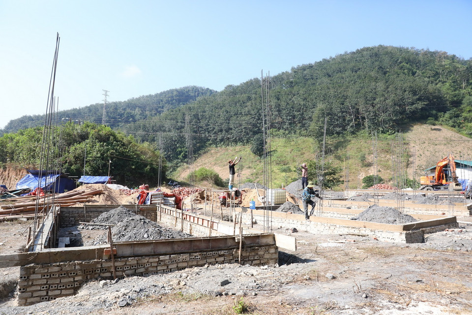 Nhiều ngôi nhà tại bản Tin Tốc được xây dựng từ nguồn kinh phí hỗ trợ của Bộ Công an và Bộ Quốc phòng. (Ảnh: Phan Quân/TTXVN)