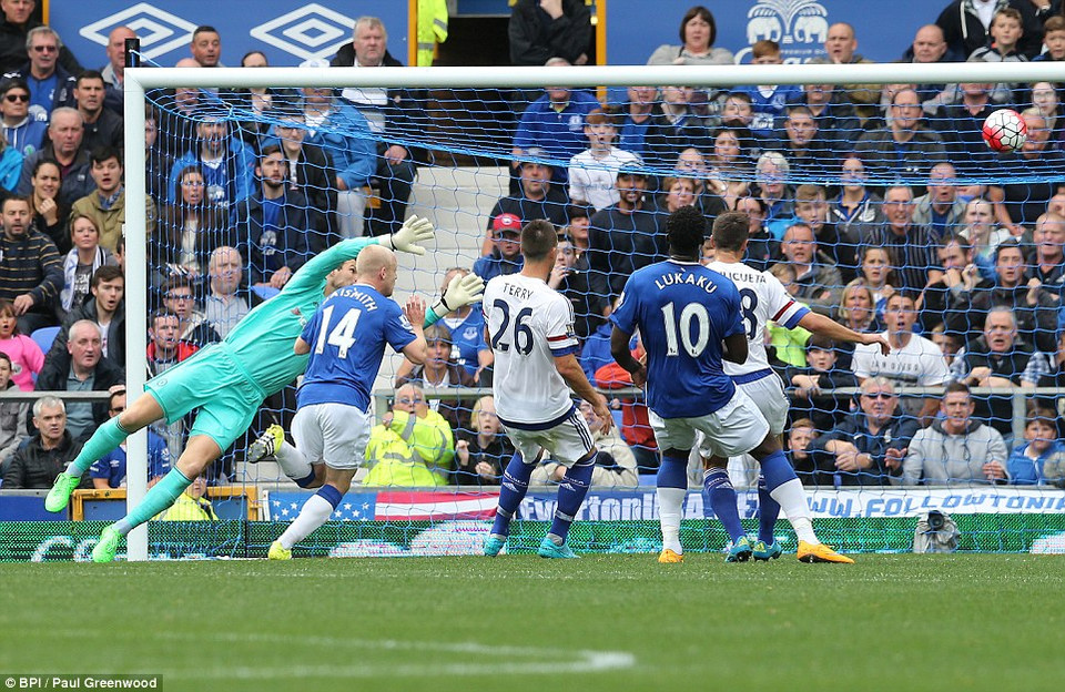 ... để mang về bàn thắng mở tỷ số cho Everton.