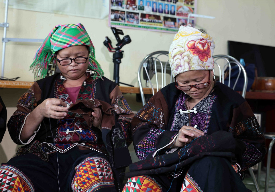 Phụ nữ Lô Lô Đen ở xã Xín Cái, Mèo Vạc thêu vá trang phục. (Ảnh: Trần Việt/TTXVN)