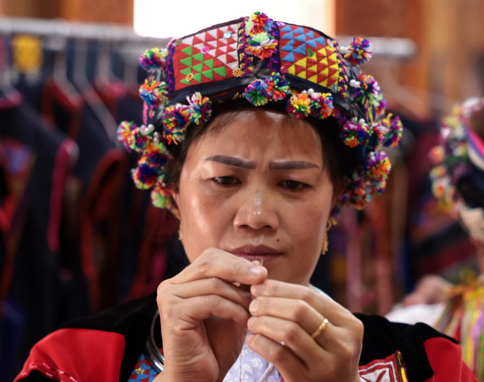 Phụ nữ Lô Lô rất chăm chỉ trong việc thêu vá trang phục. (Ảnh: Trần Việt/TTXVN)
