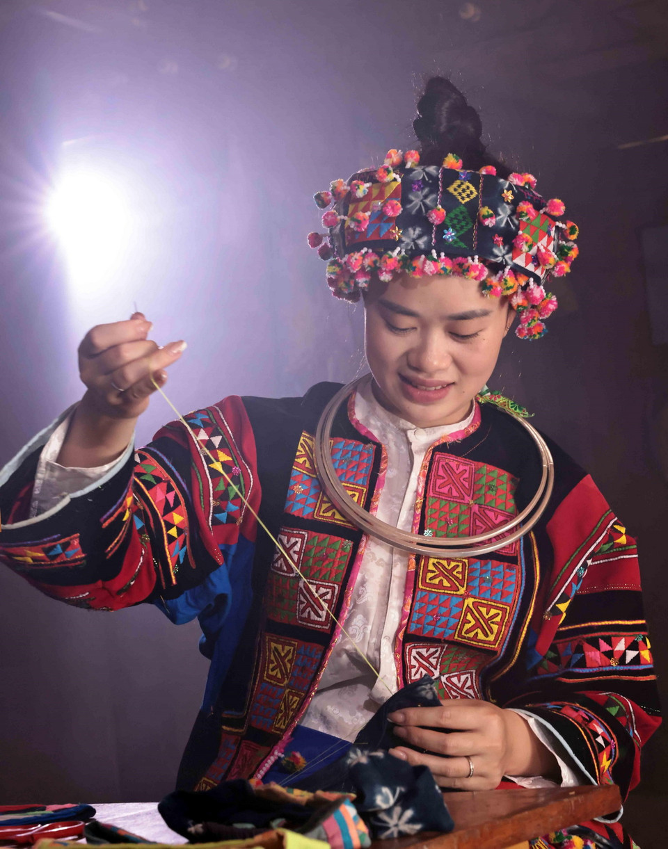 Phụ nữ Lô Lô với bàn tay khéo léo thêu hoa văn trên trang phục truyền thống. (Ảnh: Trần Việt/TTXVN)