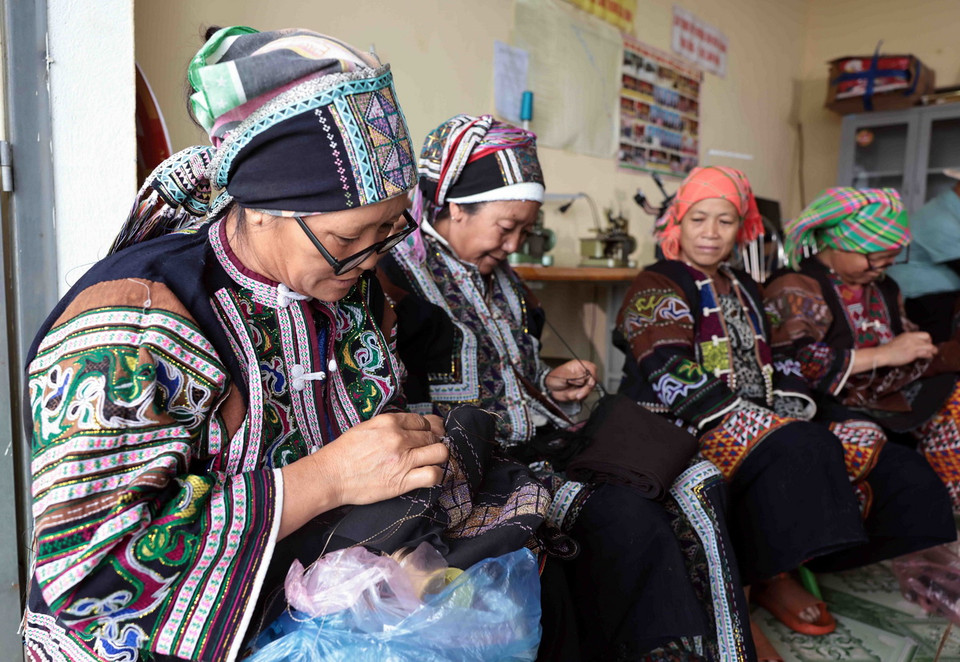 Phụ nữ Lô Lô Đen ở xã Xín Cái, Mèo Vạc thêu vá trang phục. (Ảnh: Trần Việt/TTXVN)