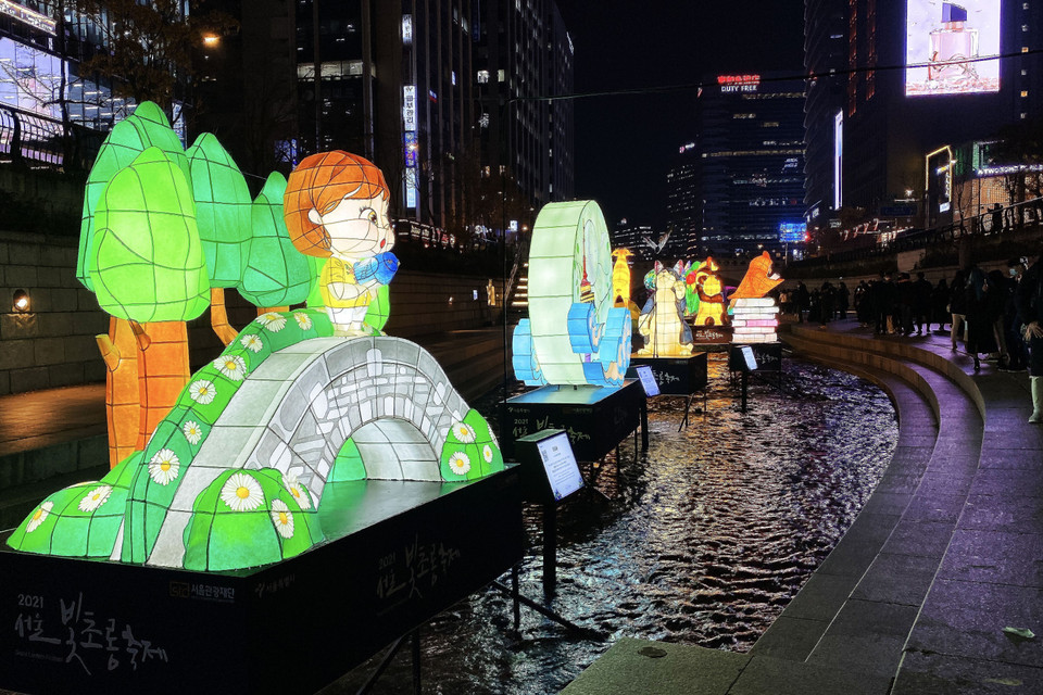 Suối Cheonggye bừng sáng với rất nhiều đèn lồng. (Ảnh: Anh Nguyên/TTXVN)