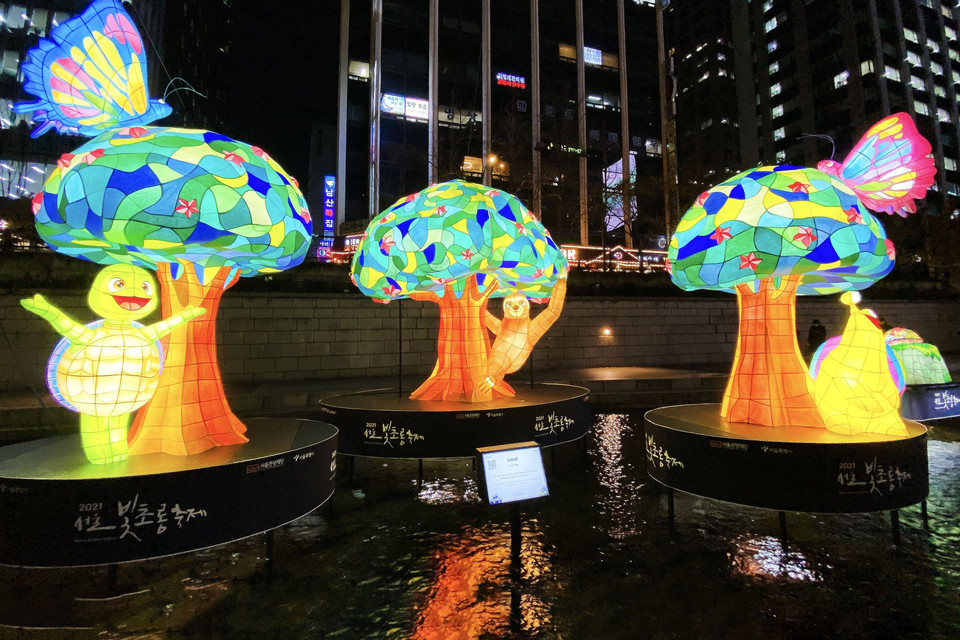 Hình ảnh tiêu biểu của rùa, lửng và ốc sên tại lễ hội. (Ảnh: Anh Nguyên/TTXVN)