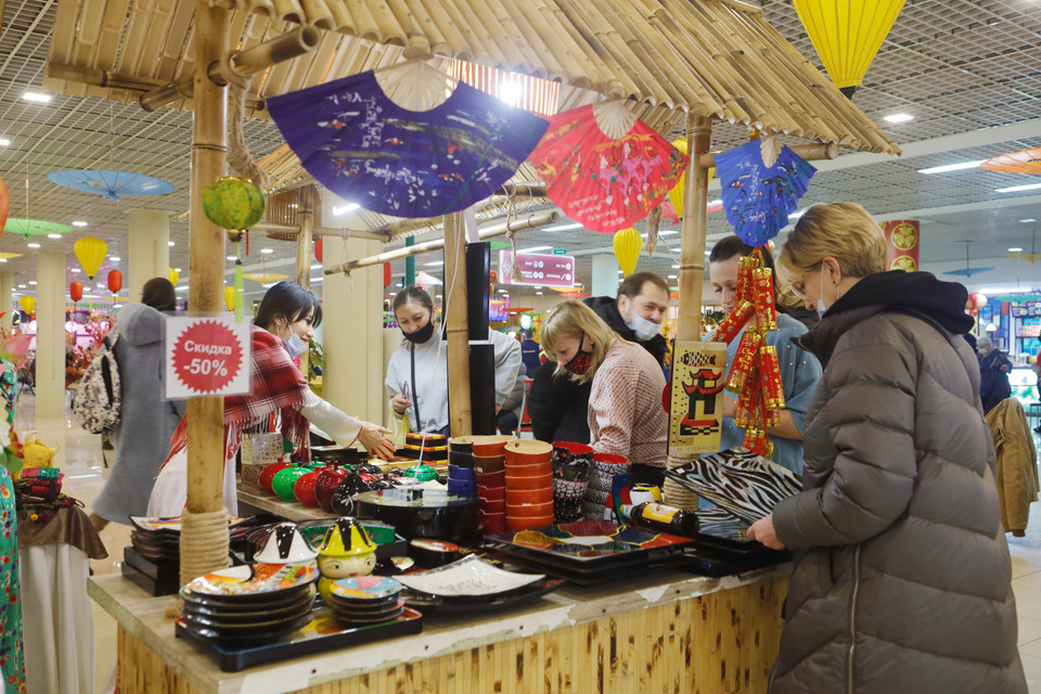 Các sản phẩm thủ công truyền thống của Việt Nam luôn được người dân Nga quan tâm mua sắm. (Ảnh: Trần Hiếu/TTXVN)