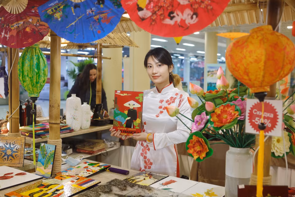 Các sản phẩm thủ công mỹ nghệ truyền thống của Việt Nam được giới thiệu với khách tham quan trong dịp Tết Tân Sửu. (Ảnh: Trần Hiếu/TTXVN)