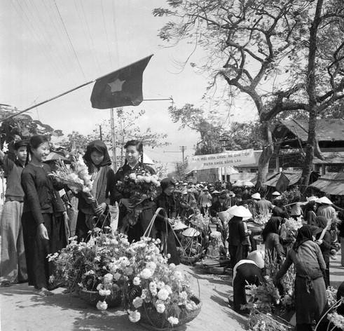 Phiên chợ Bưởi ngày cuối năm. (Ảnh: TTXVN)