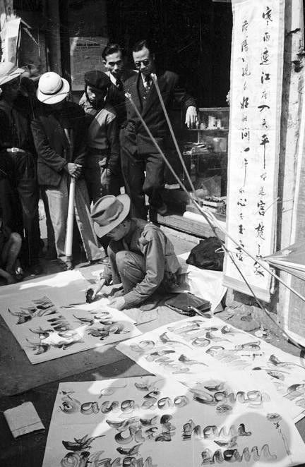 Viết câu đối, thơ và khẩu hiệu trong dịp Tết Nguyên đán là một nét văn hóa của người Hà Nội. (Ảnh: TTXVN)