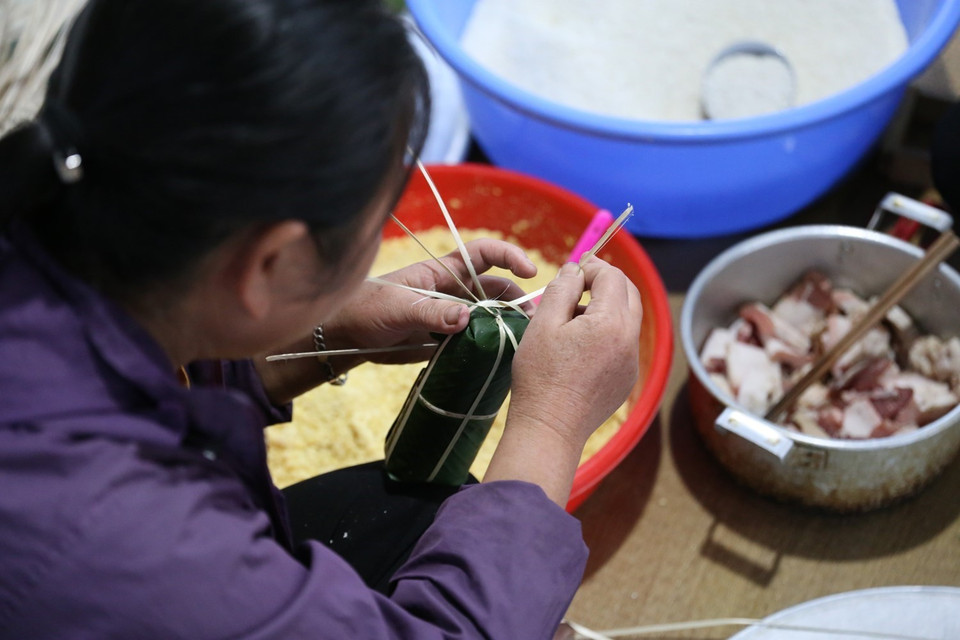  Vào ngày giáp tết nguyên đán, những người phụ nữ Mường gói những chiếc bánh Ống cho mâm cỗ trong ngày tết. (Ảnh: Trọng Đạt/TTXVN)