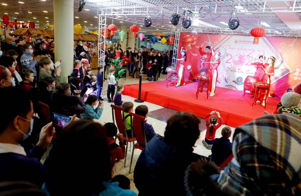 Người dân Nga thích thú theo dõi màn trình diễn của các nghệ sỹ Việt Nam. (Ảnh: Trần Hiếu/TTXVN)