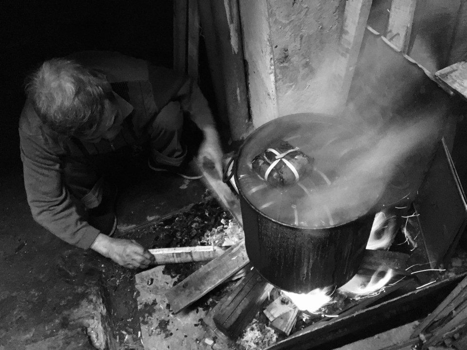 Cho dù Tết có như thế nào đi nữa thì việc thức đêm canh nồi bánh chưng trong tiết trời se lạnh vẫn luôn là điều vô cùng tuyệt vời, đong đầy cảm xúc với mỗi người khi Tết đến Xuân về. (Ảnh: TTXVN)