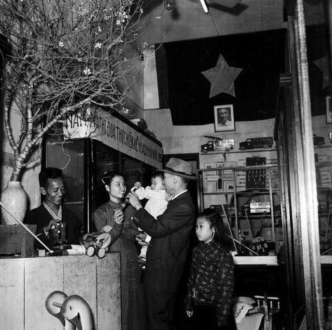 Mua đồ chơi cho bé nhân dịp Tết Nguyên đán. (Ảnh: TTXVN)