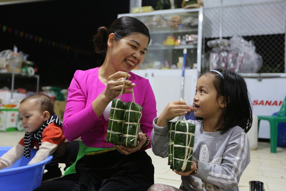 Chiếc bánh đẹp được gói tròn đều cả hai đầu, dài chừng 30 cm, quấn chặt tay. (Ảnh: Trọng Đạt/TTXVN)