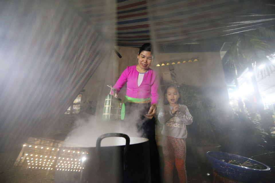 Sau khi gói xong, xếp bánh vào nồi, lót lá dong xuống đáy và trên cùng để không bị cháy và giữ được hơi. Bánh được luộc trong khoảng 12-15 giờ, sau khi luộc xong, rửa bánh trong nước lạnh cho sạch nhựa, để ráo hoặc túm lại treo lên. (Ảnh: Trọng Đạt/TTXVN)