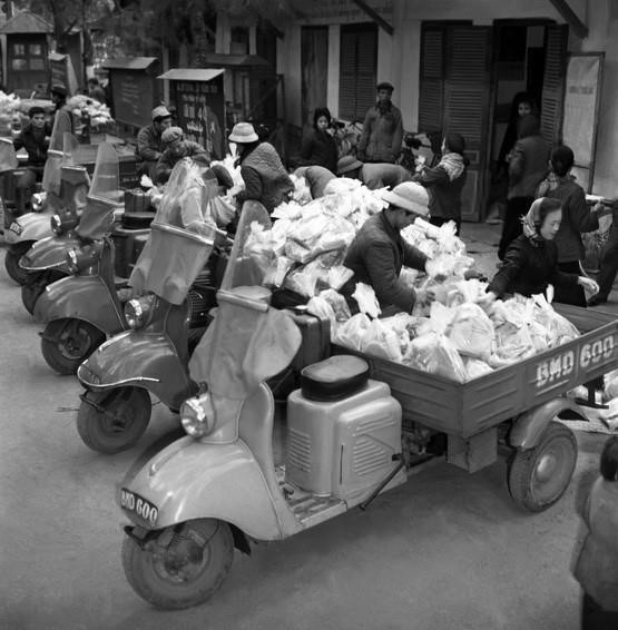  Công ty Bách hóa Bán lẻ Hà Nội tổ chức đóng gói hàng Tết đúng tiêu chuẩn định lượng và điều vận tốt hàng hóa đến bán tại các cửa hàng bách hóa và các quầy hàng tập thể ở cơ quan, xí nghiệp, phục vụ nhân dân trong dịp Tết Canh Tuất 1970. (Ảnh: Trần Phác/TTXVN)